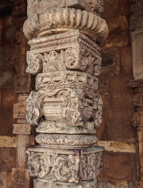 Kutub Minar dünyanın en uzun tuğla minaresidir. Delhi mi? Hindistan.