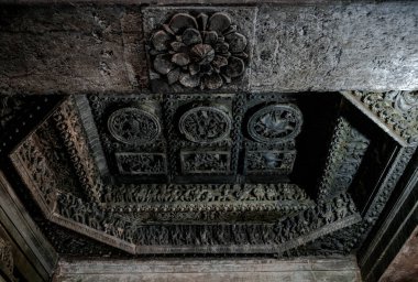 Halebidu 'daki Hoysaleshwara Tapınağı' nın taş oymacılığı. Karnataka. Hindistan.
