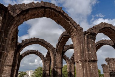 Bara Kaman, Hindistan 'ın Bijapur kentindeki Ali Adil Şah II' nin tamamlanmamış mozolesidir..