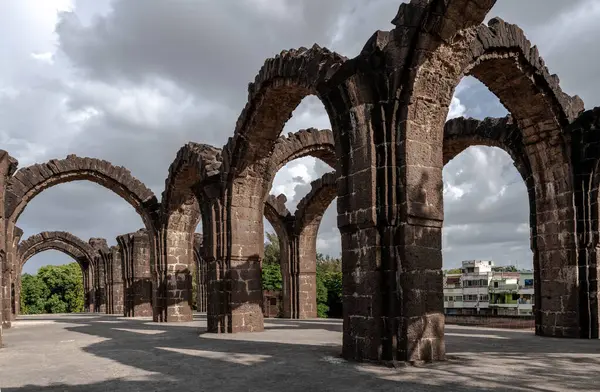 Bara Kaman, Hindistan 'ın Bijapur kentindeki Ali Adil Şah II' nin tamamlanmamış mozolesidir..