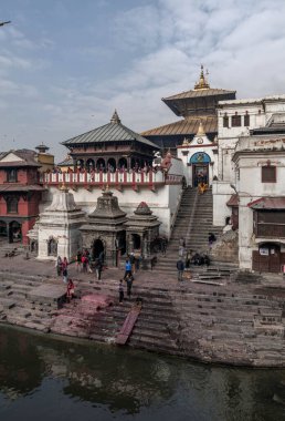 Pashupatinath, Bagmati Nehri 'nin her iki yakasında bulunan büyük bir Hindu tapınak kompleksi. Katmandu. Nepal.