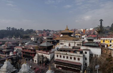 Pashupatinath, Bagmati Nehri 'nin her iki yakasında bulunan büyük bir Hindu tapınak kompleksi. Katmandu. Nepal.