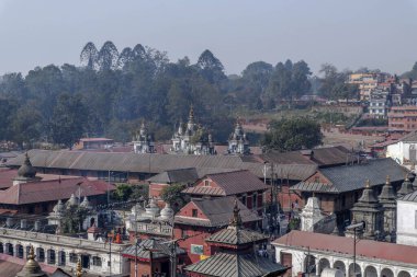 Pashupatinath, Bagmati Nehri 'nin her iki yakasında bulunan büyük bir Hindu tapınak kompleksi. Katmandu. Nepal.