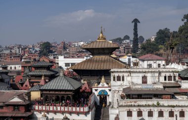 Pashupatinath, Bagmati Nehri 'nin her iki yakasında bulunan büyük bir Hindu tapınak kompleksi. Katmandu. Nepal.