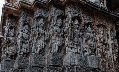Halebidu 'daki Hoysaleshwara Tapınağı' nın taş oymacılığı. Karnataka. Hindistan.