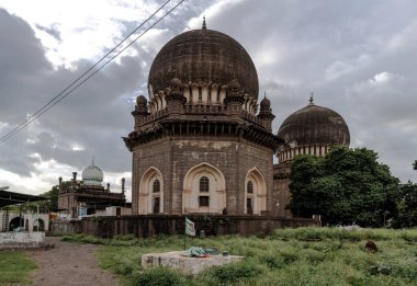 Jodh Gumbaz, Bijapur 'da bulunan iki mezardan oluşan bir kompleks. Karnataka. Hindistan.