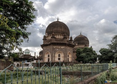 Jodh Gumbaz, Bijapur 'da bulunan iki mezardan oluşan bir kompleks. Karnataka. Hindistan.