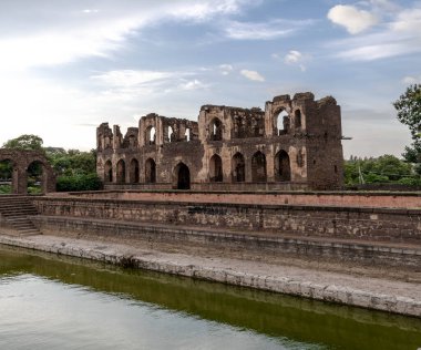 Asar Mahal Bijapur 'da bulunan etkileyici bir binadır. Hindistan.