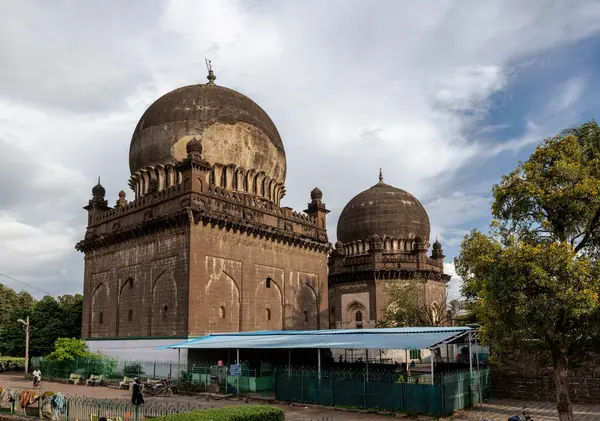 Jodh Gumbaz, Bijapur 'da bulunan iki mezardan oluşan bir kompleks. Karnataka. Hindistan.