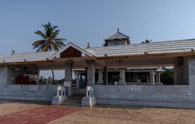 Anekere Basadi, Udupi 'nin Karkala ilçesinde bir gölün ortasında yer alır. Hindistan.