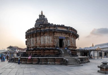 Sri Sharadamba Tapınağı, Sringeri şehrinde Tanrıça Sharadamba 'ya adanmış ünlü bir Hindu tapınağıdır. Karnataka, Hindistan.