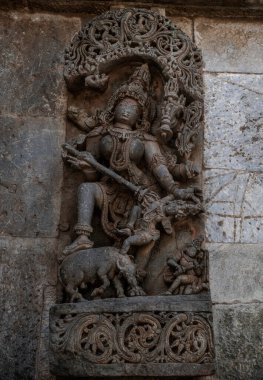 Chennakeshava Tapınağı (Belur 'da Keshava veya Vijayanarayana Tapınağı olarak da bilinir) 12. yüzyıl Hindu tapınağıdır. Karnataka, Hindistan.