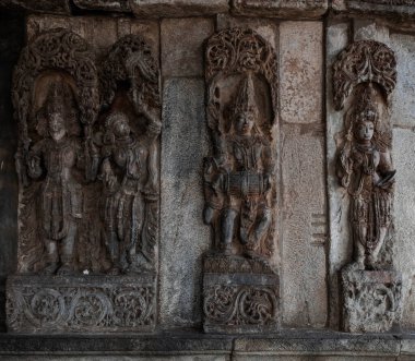 Chennakeshava Tapınağı (Belur 'da Keshava veya Vijayanarayana Tapınağı olarak da bilinir) 12. yüzyıl Hindu tapınağıdır. Karnataka, Hindistan.
