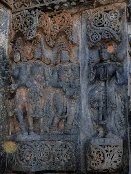 Chennakeshava Tapınağı (Belur 'da Keshava veya Vijayanarayana Tapınağı olarak da bilinir) 12. yüzyıl Hindu tapınağıdır. Karnataka, Hindistan.