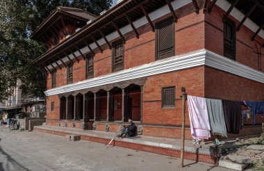 Nepal 'de. Caddeler ve küçülmeler Katmandu 'nun dar sokaklarında huzur ve sükunet.