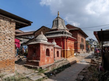 Nepal 'de. Caddeler ve küçülmeler Katmandu 'nun dar sokaklarında huzur ve sükunet.