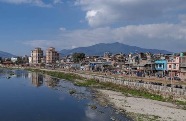 Nepal 'de. Caddeler ve küçülmeler Katmandu 'nun dar sokaklarında huzur ve sükunet.