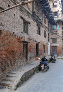 Nepal 'de. Caddeler ve küçülmeler Katmandu 'nun dar sokaklarında huzur ve sükunet.