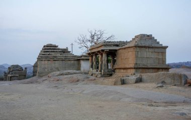 Hindistan 'ın göbeğinde büyük bir imparatorluğun Hampi kalıntıları.