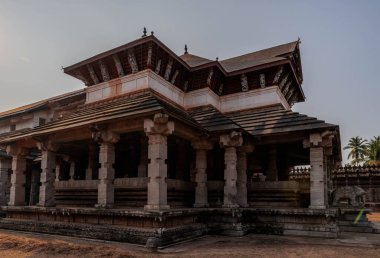 Saavira Kambada Tapınağı Moudabidri, Karnataka, Hindistan 'da bulunan bir Basadi ya da Jain tapınağıdır..