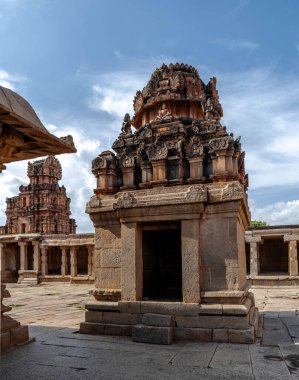 Vijayanagara şehrinin kalıntıları arasında Bala-Krishny Tapınağı. Hampi. Hindistan.