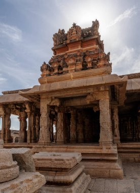 Vijayanagara şehrinin kalıntıları arasında Bala-Krishny Tapınağı. Hampi. Hindistan.