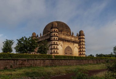 Gol Gumbaz ülkenin en büyük kubbesi ve dünyanın en büyük ikinci kubbesi Muhammed Adil Şah 'ın mozolesidir. Bijapur. Hindistan.