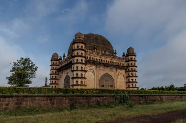 Gol Gumbaz ülkenin en büyük kubbesi ve dünyanın en büyük ikinci kubbesi Muhammed Adil Şah 'ın mozolesidir. Bijapur. Hindistan.