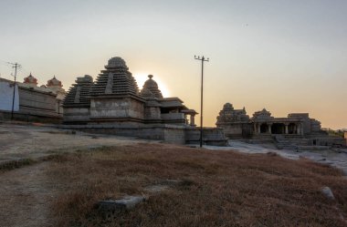 Hemakutta Tepesi 'nin yumuşak yamaçlarındaki tapınaklar. Hampi. Hindistan.