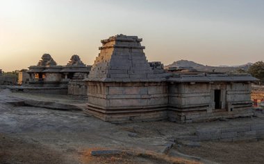 Hemakutta Tepesi 'nin yumuşak yamaçlarındaki tapınaklar. Hampi. Hindistan.