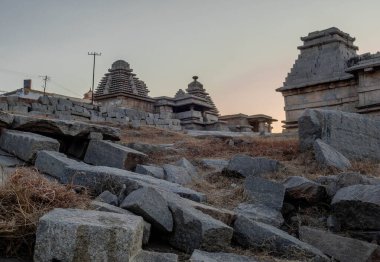 Hemakutta Tepesi 'nin yumuşak yamaçlarındaki tapınaklar. Hampi. Hindistan.