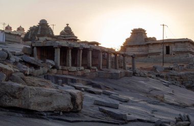 Hemakutta Tepesi 'nin yumuşak yamaçlarındaki tapınaklar. Hampi. Hindistan.