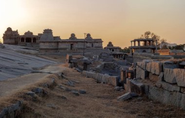 Hemakutta Tepesi 'nin yumuşak yamaçlarındaki tapınaklar. Hampi. Hindistan.