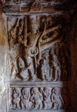 Badami 'nin ünlü mağara tapınakları. Karnataka. Hindistan.