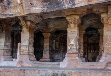 Badami 'nin ünlü mağara tapınakları. Karnataka. Hindistan.