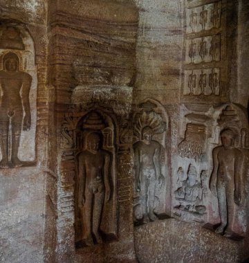 Badami 'nin ünlü mağara tapınakları. Karnataka. Hindistan.