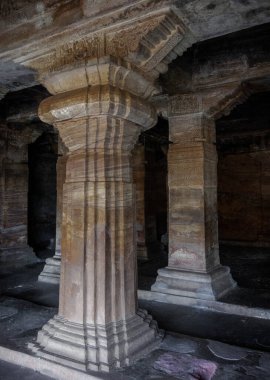 Badami 'nin ünlü mağara tapınakları. Karnataka. Hindistan.