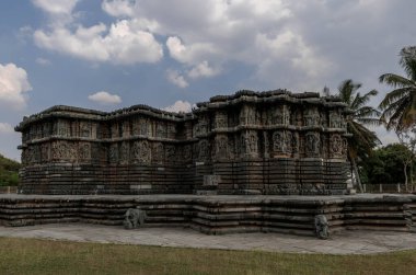 Kedareshwara Tapınağı Halebidu, Karnataka, Hindistan 'da Hoysala dönemi bir yapıdır..
