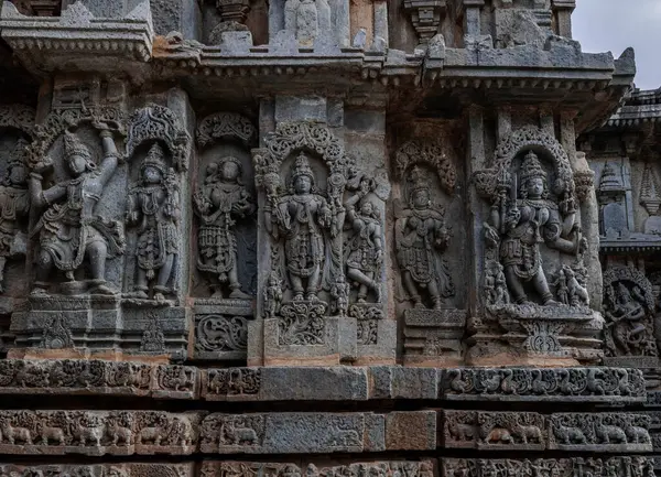 Kedareshwara Tapınağı Halebidu, Karnataka, Hindistan 'da Hoysala dönemi bir yapıdır..
