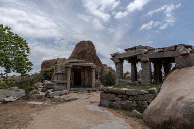 Yantrodaraka Hanuman Tapınağı Hanuman, Hampi, Karnataka, Hindistan 'a adanmış bir Hindu tapınağıdır..