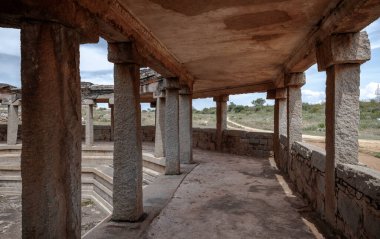 Hampi, Karnataka 'daki Sri Chandrashekhara Tapınağı yakınlarında sekizgen hamam. Hindistan.
