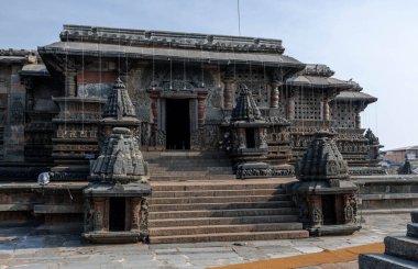 Belur 'daki ortaçağ Hindu tapınağı kompleksi. Hindistan.