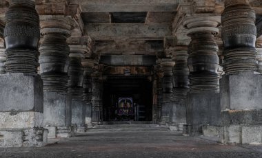 Belur 'daki ortaçağ Hindu tapınağı kompleksi. Hindistan.