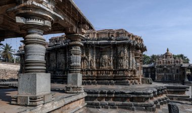 Belur 'daki ortaçağ Hindu tapınağı kompleksi. Hindistan.