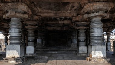 Belur 'daki ortaçağ Hindu tapınağı kompleksi. Hindistan.