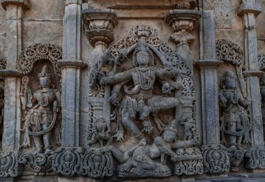 Belur 'daki ortaçağ Hindu tapınağı kompleksi. Hindistan.