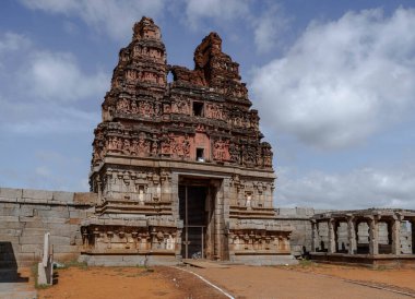 Hampi, Hindistan 'ın kalbinde büyük bir imparatorluğun kalıntıları..