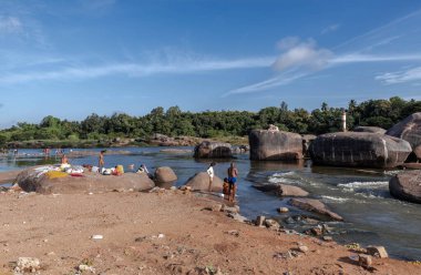 Vijayanagara şehrinin kurulduğu kıyılarda bulunan Tungabhadra Nehri. Hindistan.