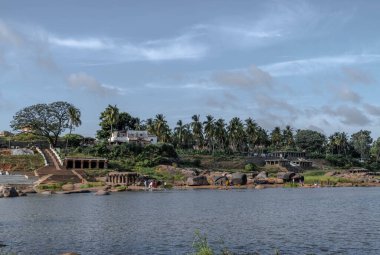 Vijayanagara şehrinin kurulduğu kıyılarda bulunan Tungabhadra Nehri. Hindistan.