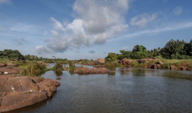 Vijayanagara şehrinin kurulduğu kıyılarda bulunan Tungabhadra Nehri. Hindistan.